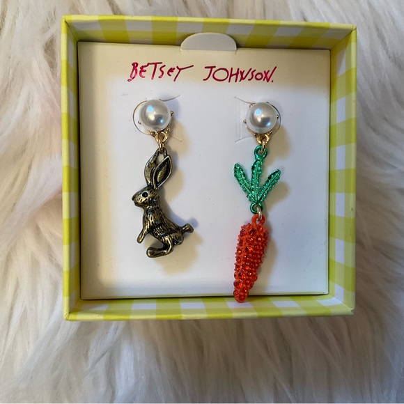Betsey Johnson Mismatched Carrot & Bunny Drop Earrings - New in Box - Picture 3 of 9